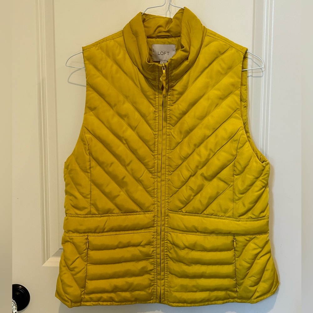 LOFT quilted vest in dark yellow, size Medium